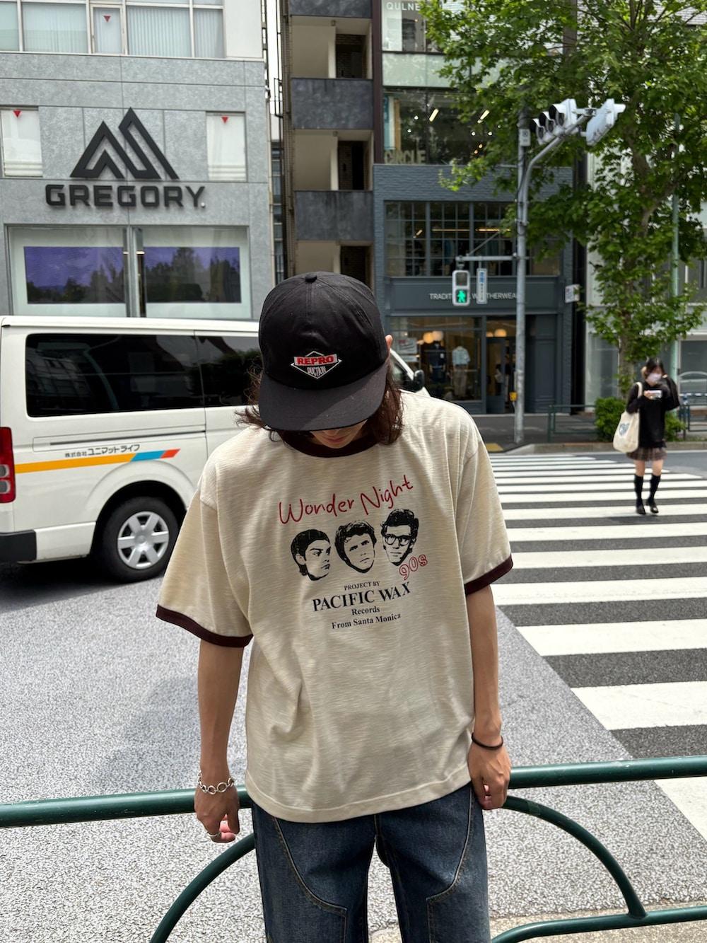 ブラウン系のTシャツ/カットソー、ブルー系のデニムパンツを着用したメンズの夏コーディネートの2枚目の写真
