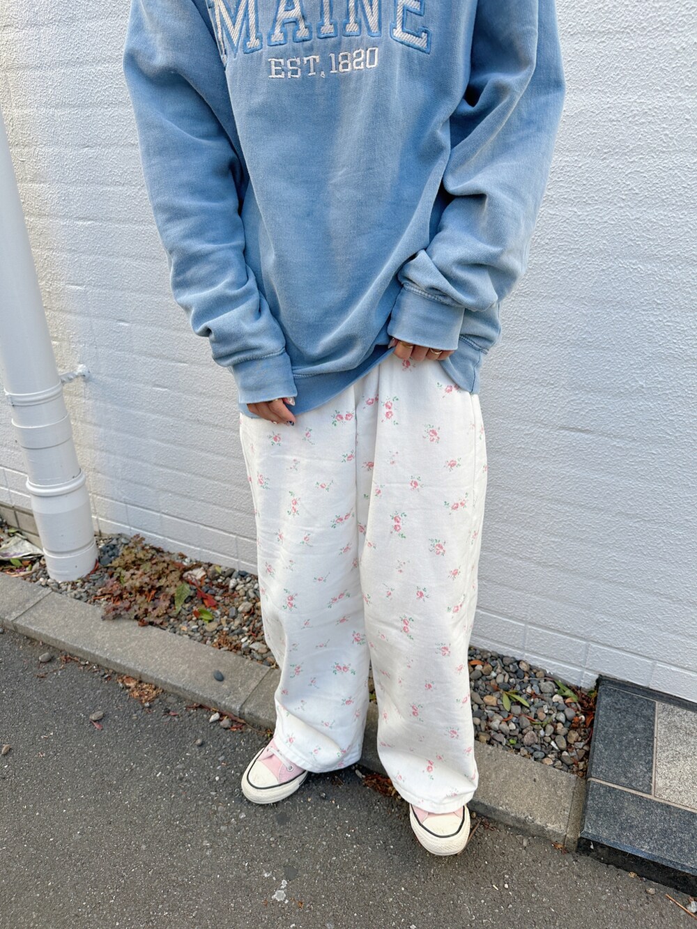 ホワイト系のその他パンツを着用したレディースの秋コーディネートの2枚目の写真