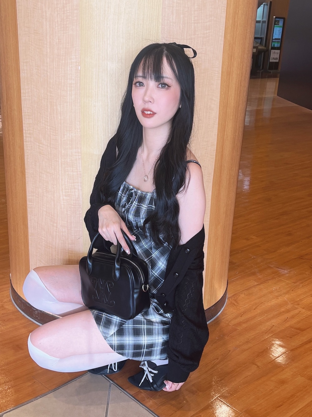 「チェック、チェック柄、チェック柄に恋してる、チェックワンピース、キャミワンピース、キャミワンピ、韓国ファッション、韓国系、カーディガン、カーディガンコーデ、トレンド、ootd、INGNI、INGNIコーデ、高身長女子」｜「INGNIのチェック柄ミニキャミワンピース（ワンピース、ブラック系）」を使った、のんさん（骨格ウェーブ・レディース・164cm）の夏コーディネートの3枚目の写真