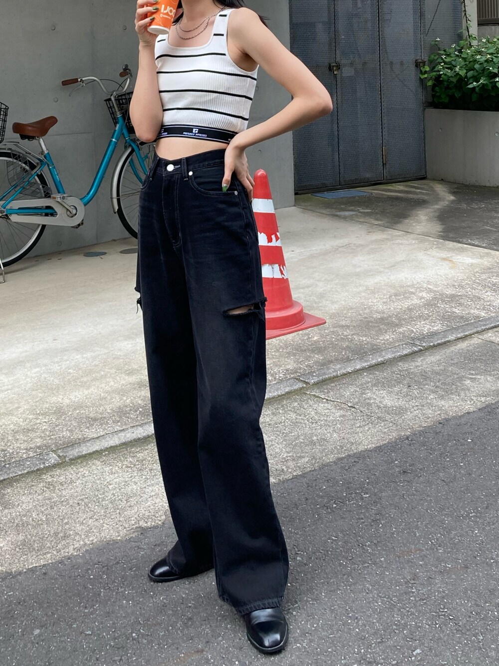 その他のタンクトップ、ブラック系のデニムパンツを着用したレディースの夏コーディネートの2枚目の写真