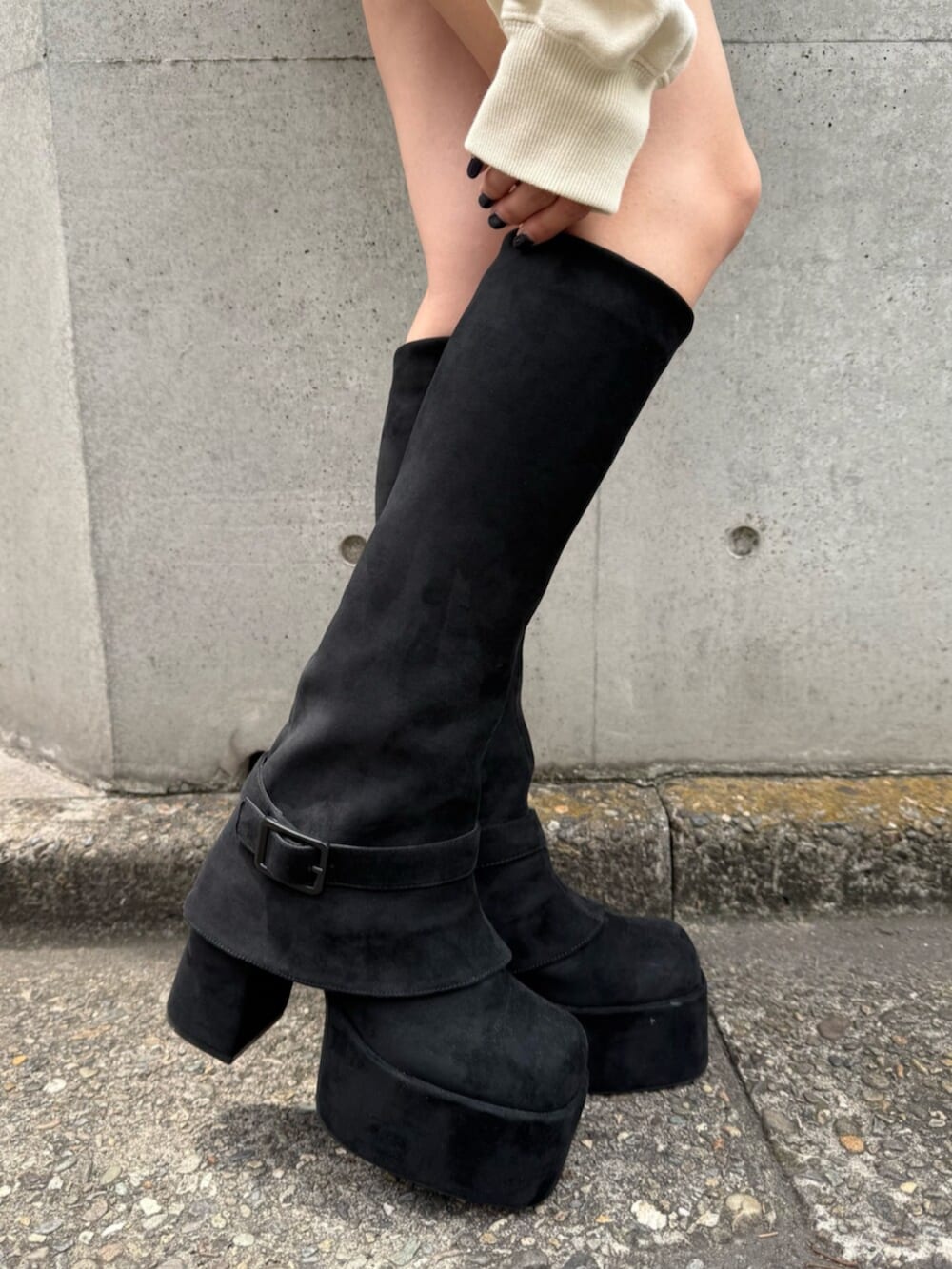 ブラック系のその他パンツ、ブラック系のブーツ、ブラック系のブルゾンを着用したレディースの秋コーディネートの5枚目の写真