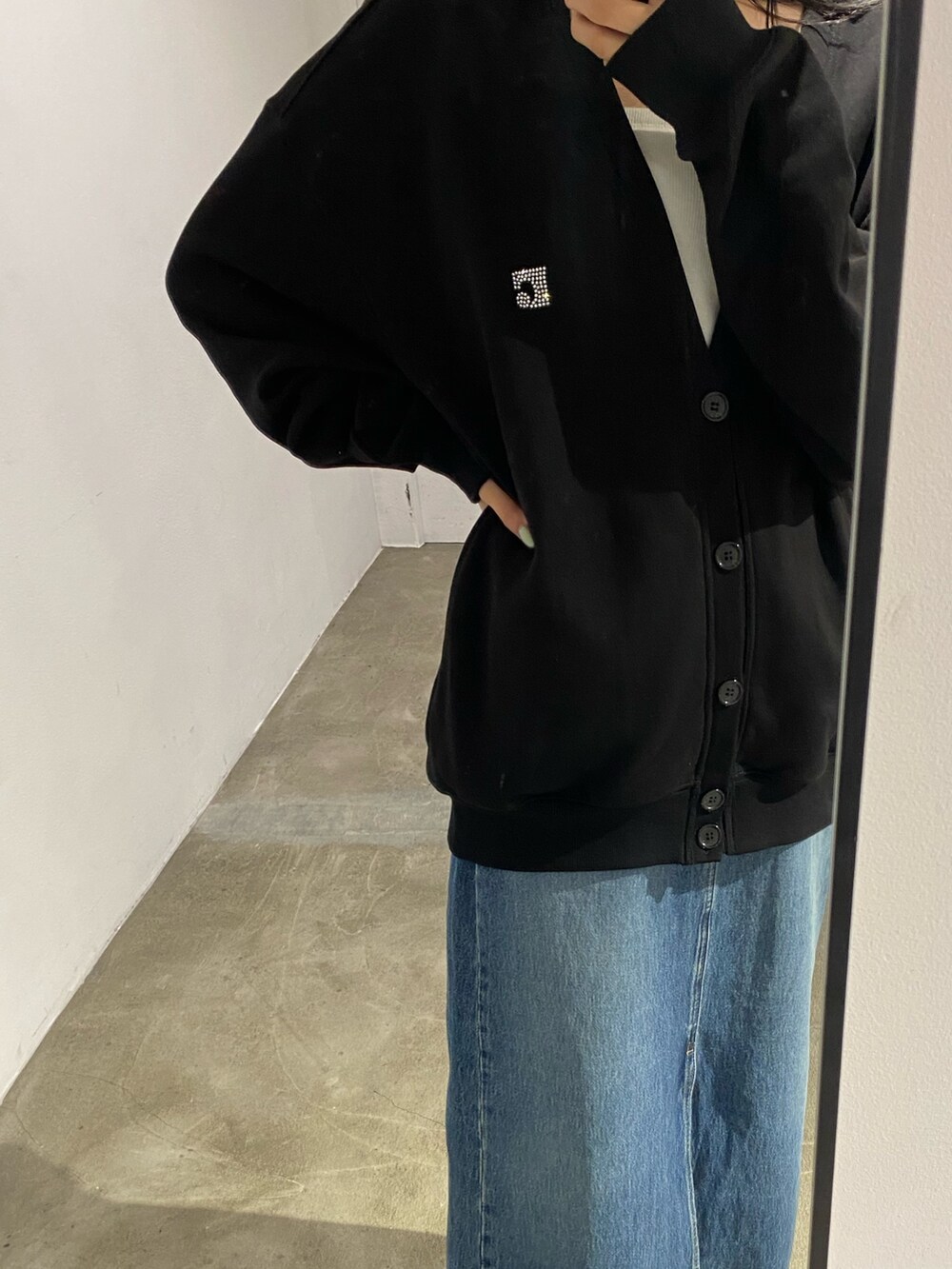 ブラック系のカーディガン/ボレロを着用したレディースの春コーディネートの2枚目の写真