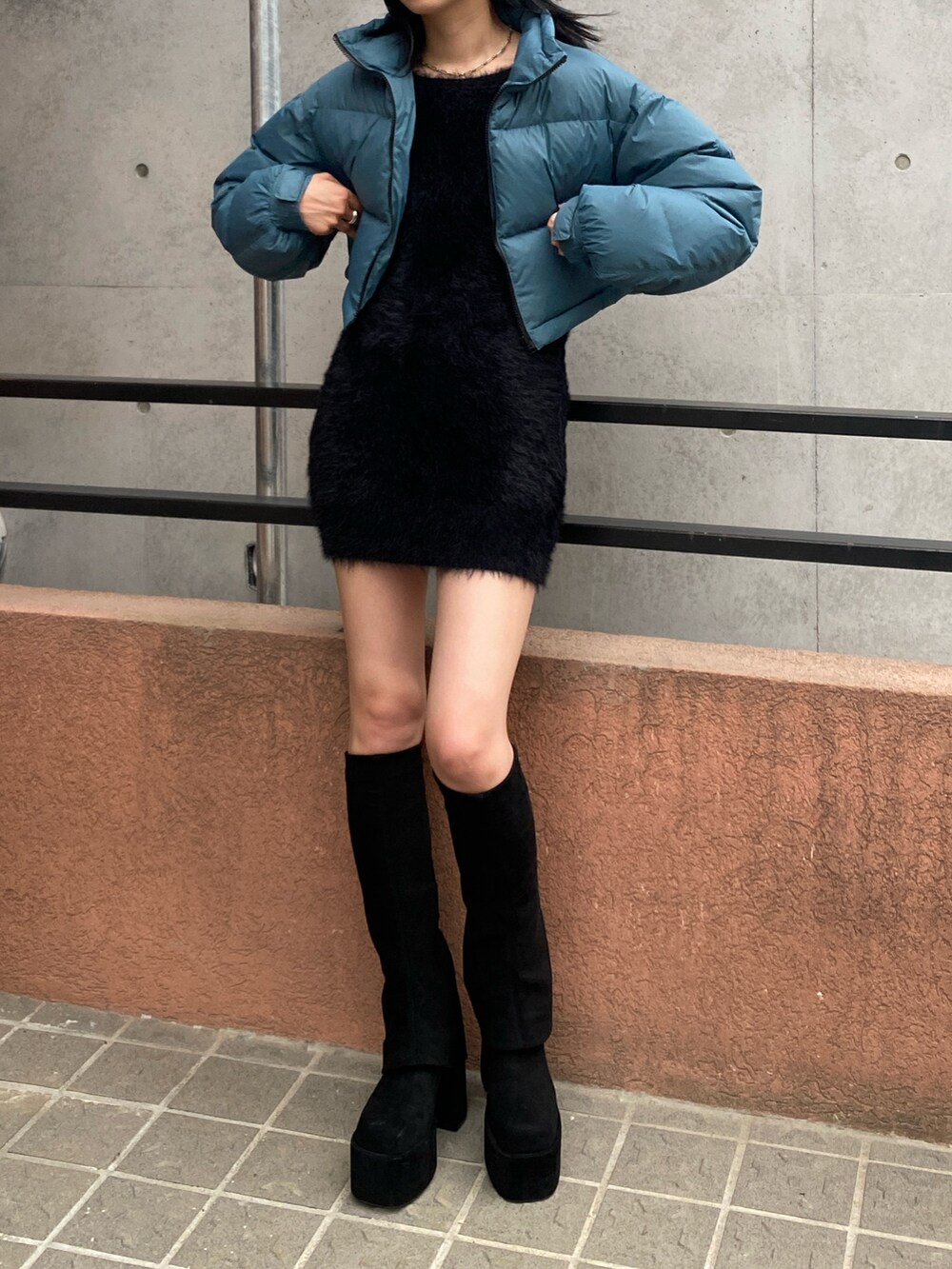 ブラック系のブーツ、ブルー系のブルゾンを着用したレディースの冬コーディネートの2枚目の写真