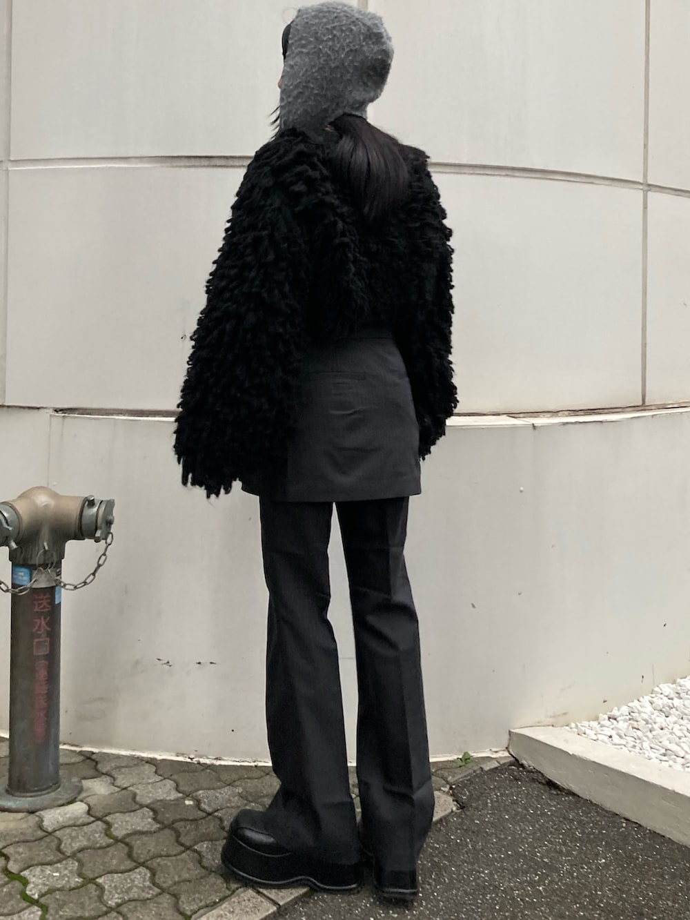 その他のその他パンツ、ブラック系のニット/セーター、ブラック系のローファーを着用したレディースの秋コーディネートの2枚目の写真