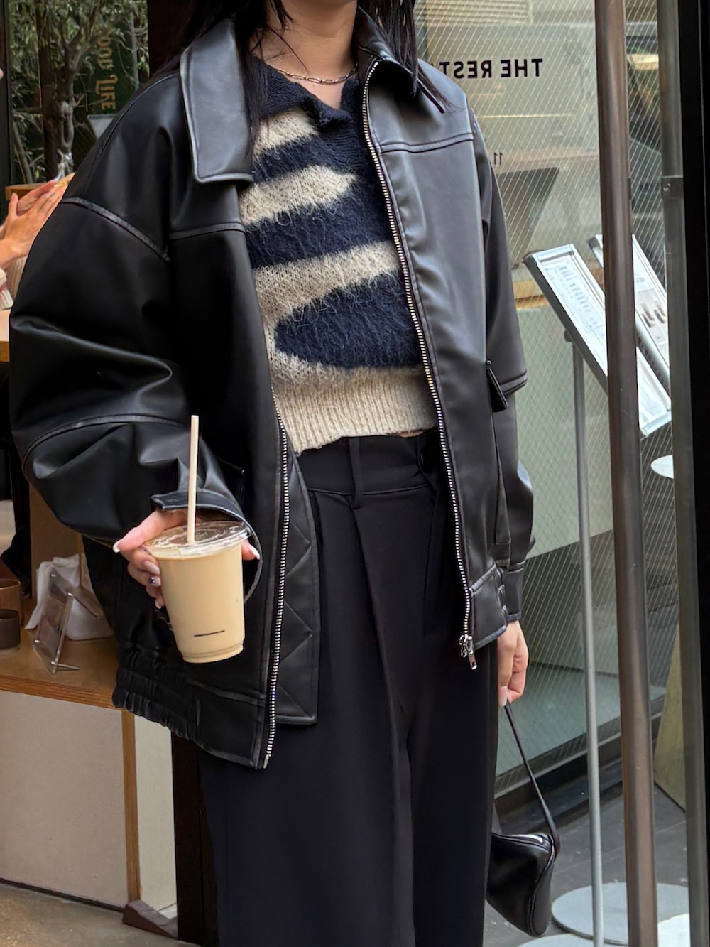 ブラック系のブルゾンを着用したレディースの秋コーディネートの3枚目の写真