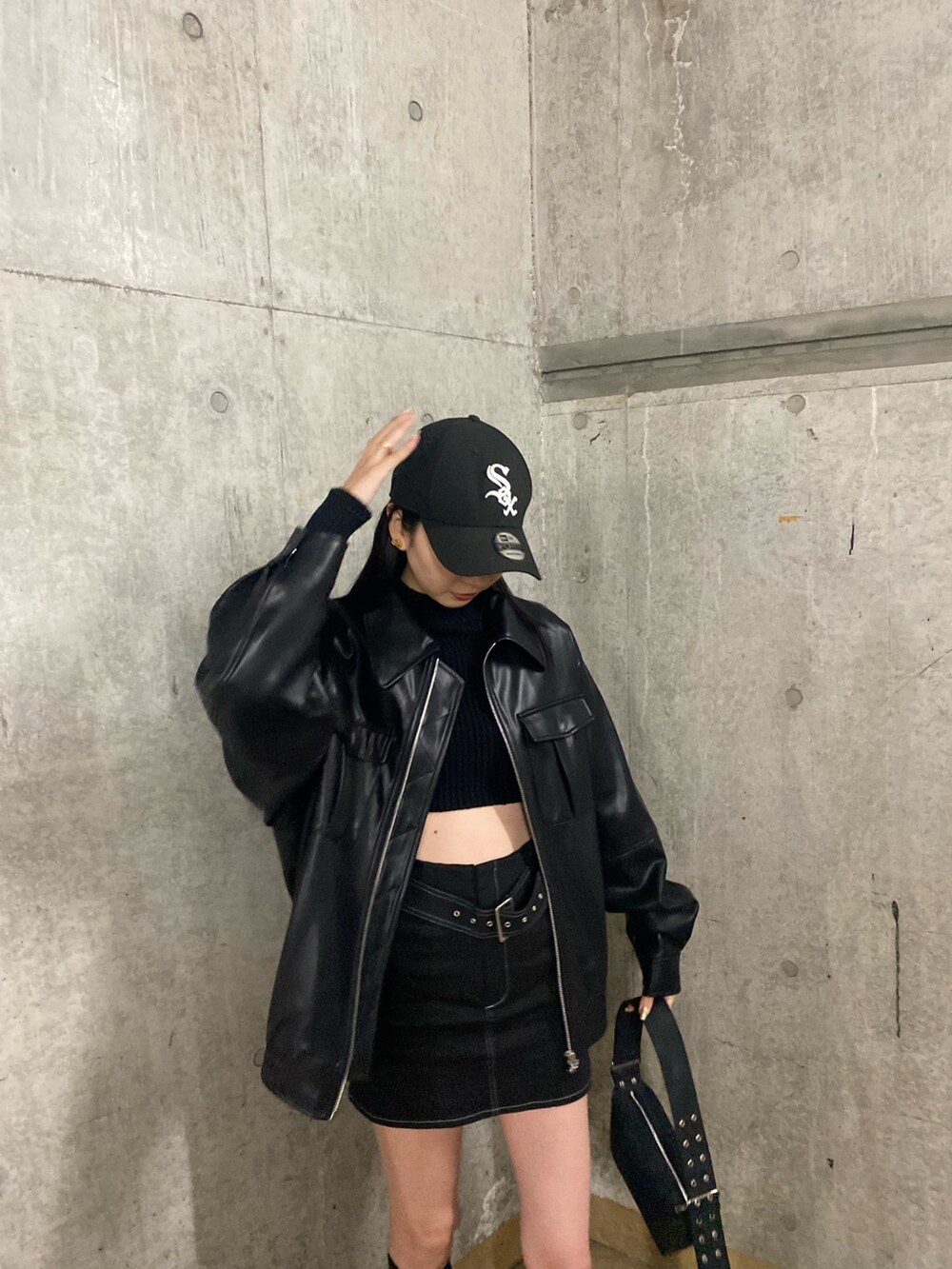 ブラック系のスカート、ブラック系のブルゾン、ブラック系のニット/セーターを着用したレディースの冬コーディネートの2枚目の写真