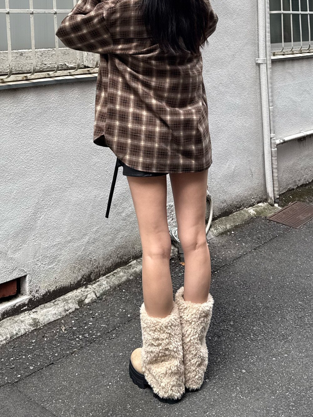 ホワイト系のブーツを着用したレディースの秋コーディネートの2枚目の写真