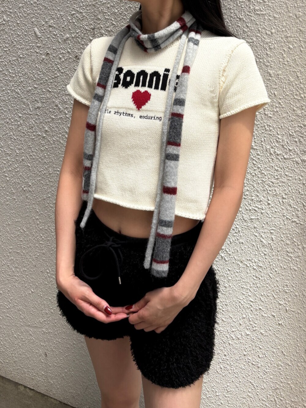 ブラック系のその他パンツ、ブラック系のブーツ、ホワイト系のニット/セーターを着用したレディースの夏コーディネートの4枚目の写真