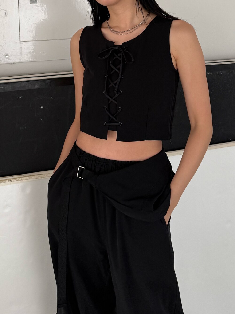 ブラック系のパンプス、ブラック系のその他パンツ、ブラック系のTシャツ/カットソーを着用したレディースの春コーディネートの3枚目の写真