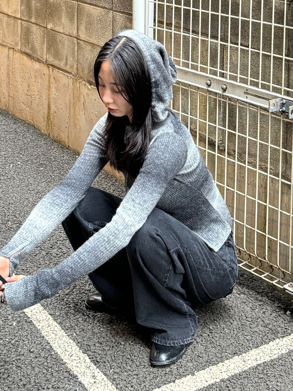 ブラック系のニット/セーターを着用したレディースの秋コーディネートの2枚目の写真