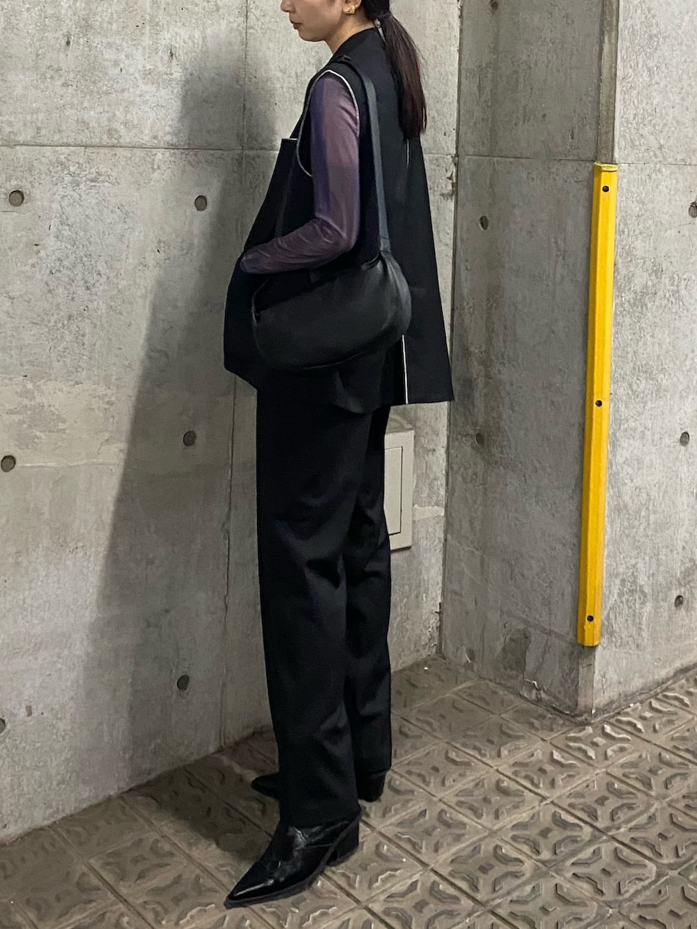 ブラック系のショルダーバッグ、その他のTシャツ/カットソーを着用したレディースの夏コーディネートの3枚目の写真