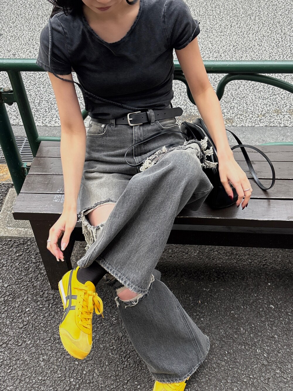 ブラック系のデニムパンツ、ブラック系のTシャツ/カットソーを着用したレディースの春コーディネートの3枚目の写真