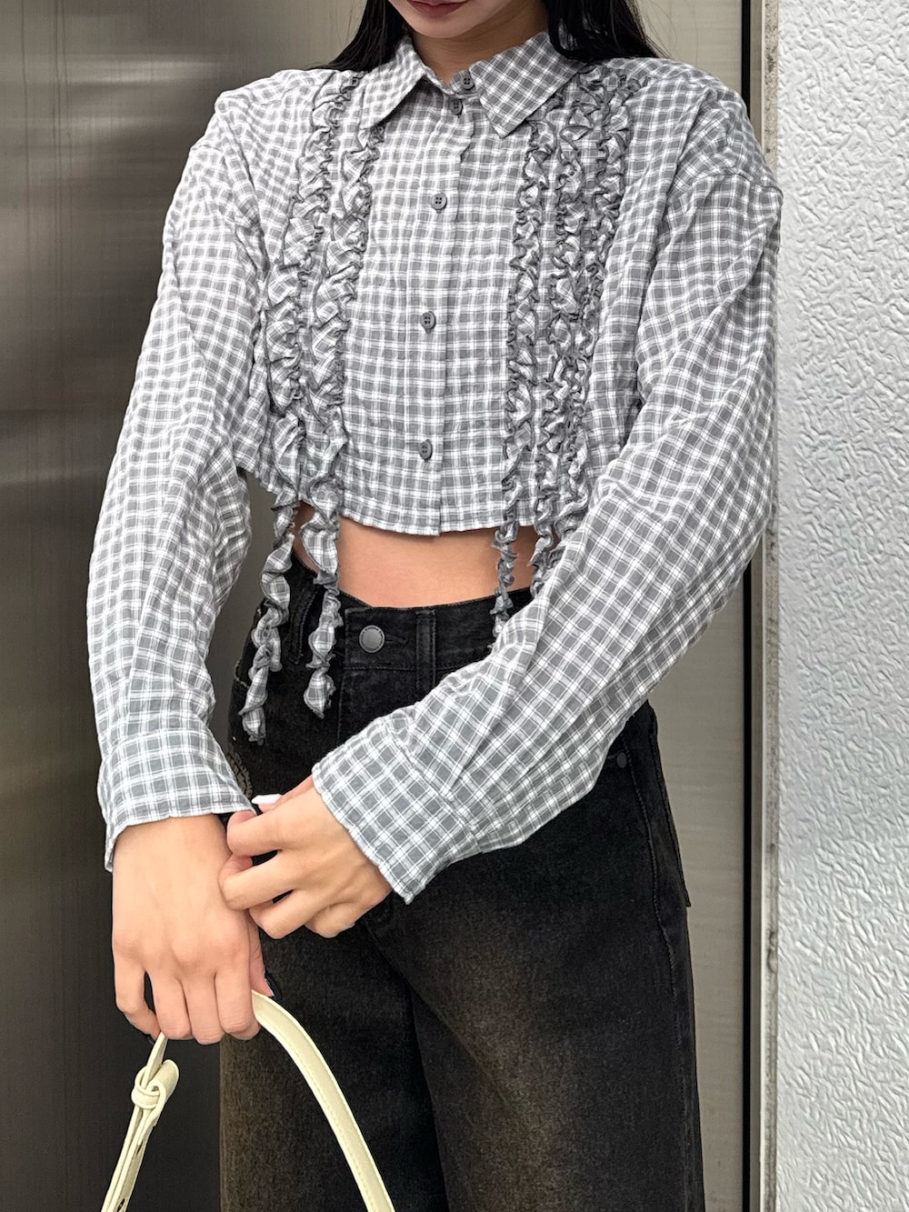 グレー系のシャツ/ブラウス、ブラック系のデニムパンツ、イエロー系のハンドバッグを着用したレディースの春コーディネートの2枚目の写真