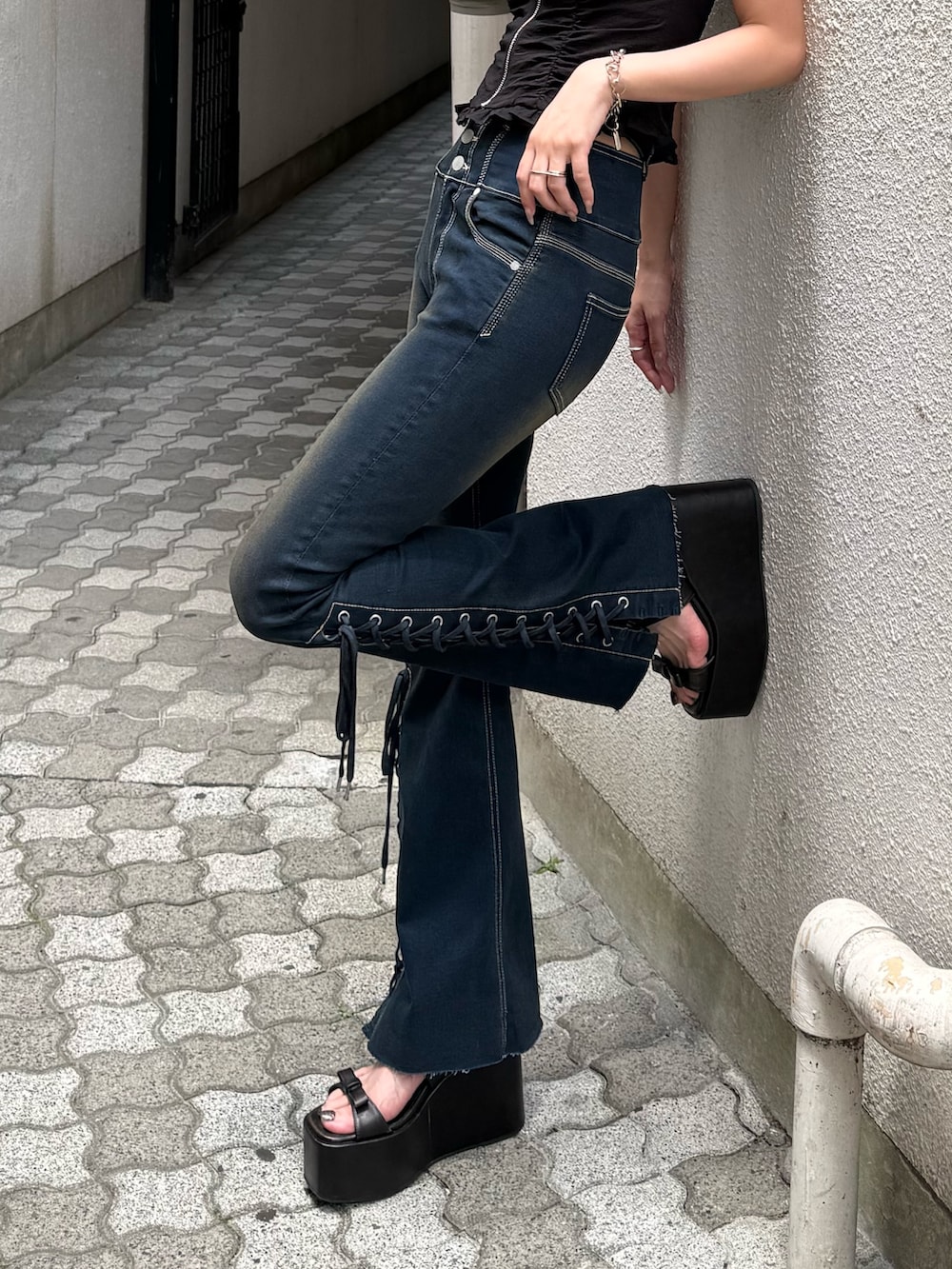 ブルー系のデニムパンツ、ブラック系のサンダル、ブラック系のシャツ/ブラウスを着用したレディースの夏コーディネートの4枚目の写真