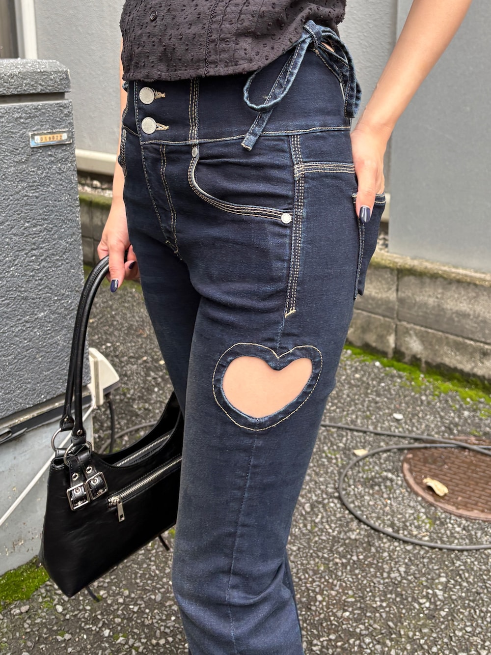 ブルー系のデニムパンツ、ブラック系のサンダル、ブラック系のシャツ/ブラウスを着用したレディースの夏コーディネートの5枚目の写真