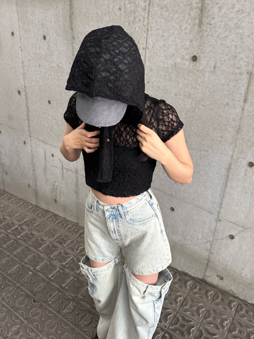 ブルー系のデニムパンツ、ブラック系のTシャツ/カットソーを着用したレディースの夏コーディネートの3枚目の写真