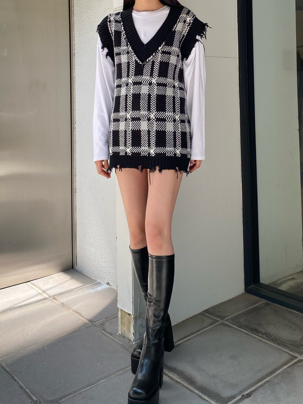 その他のベスト、その他のブーツ、ホワイト系のTシャツ/カットソーを着用したレディースの夏コーディネートの2枚目の写真