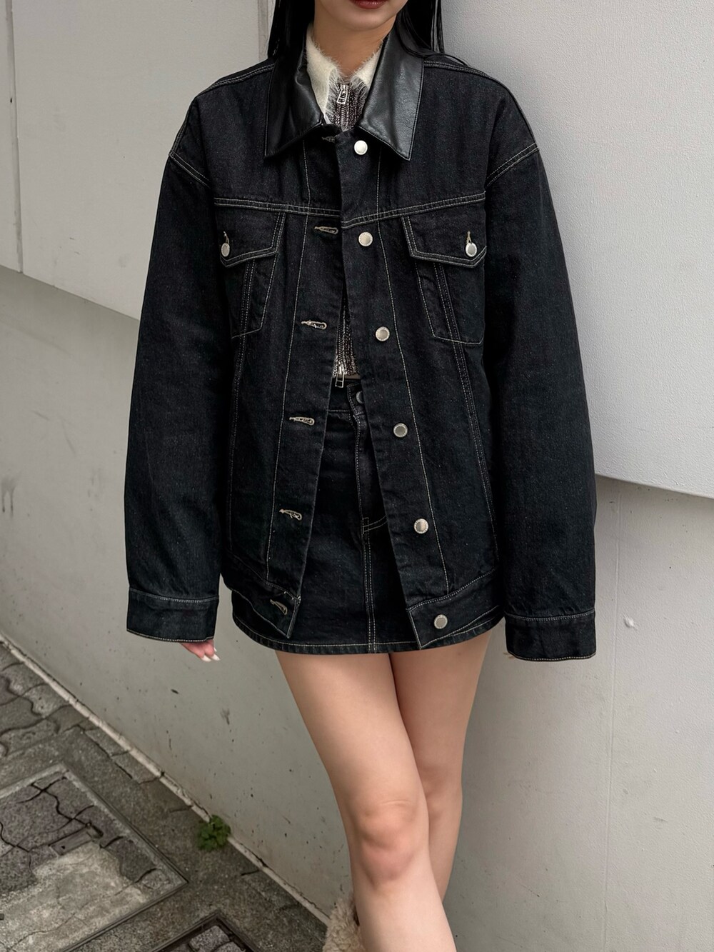 ブルー系のブルゾン、ブルー系のスカート、ホワイト系のブーツを着用したレディースの冬コーディネートの2枚目の写真