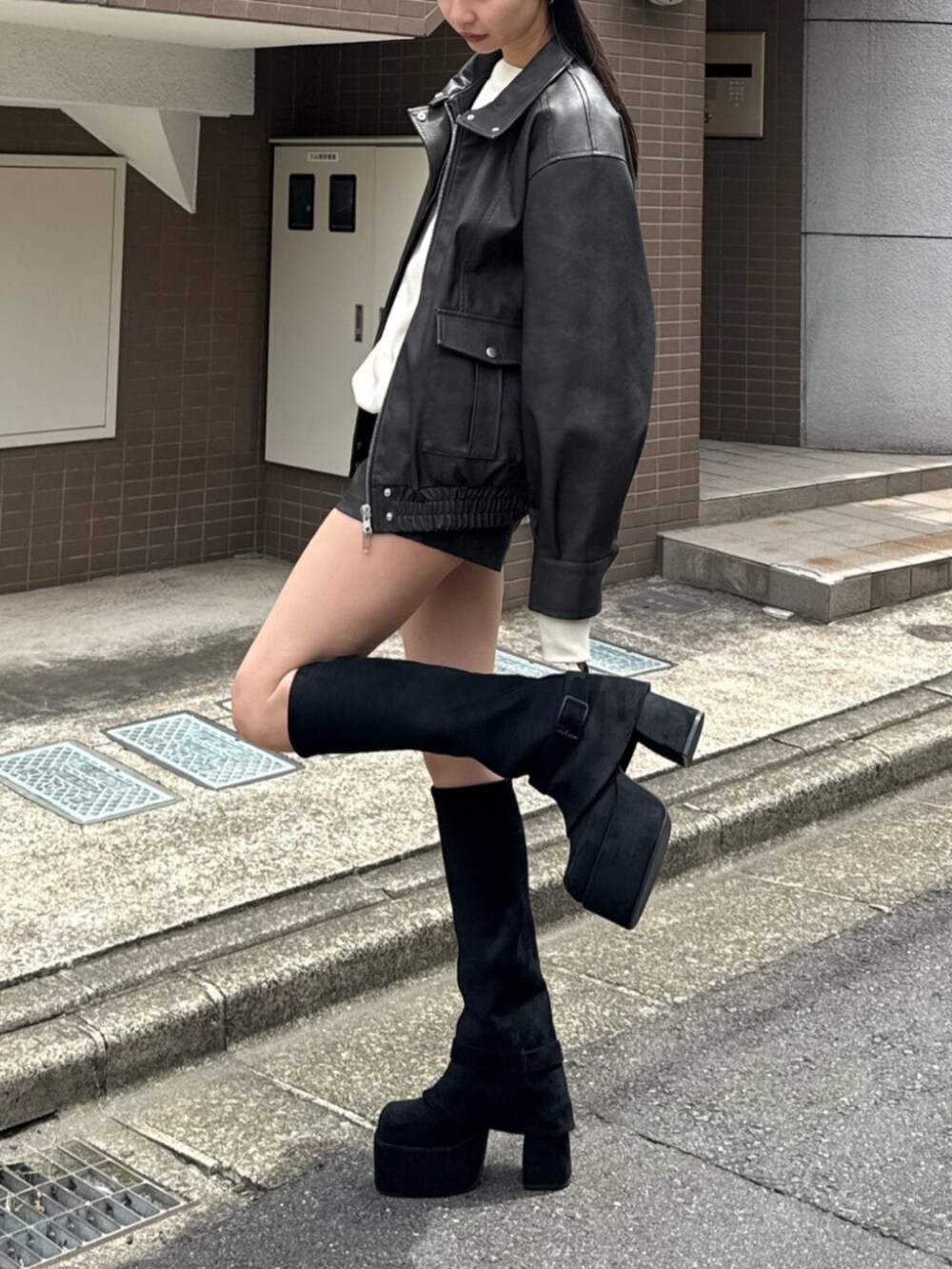 ブラック系のその他パンツ、ブラック系のブーツ、ブラック系のブルゾンを着用したレディースの秋コーディネートの2枚目の写真
