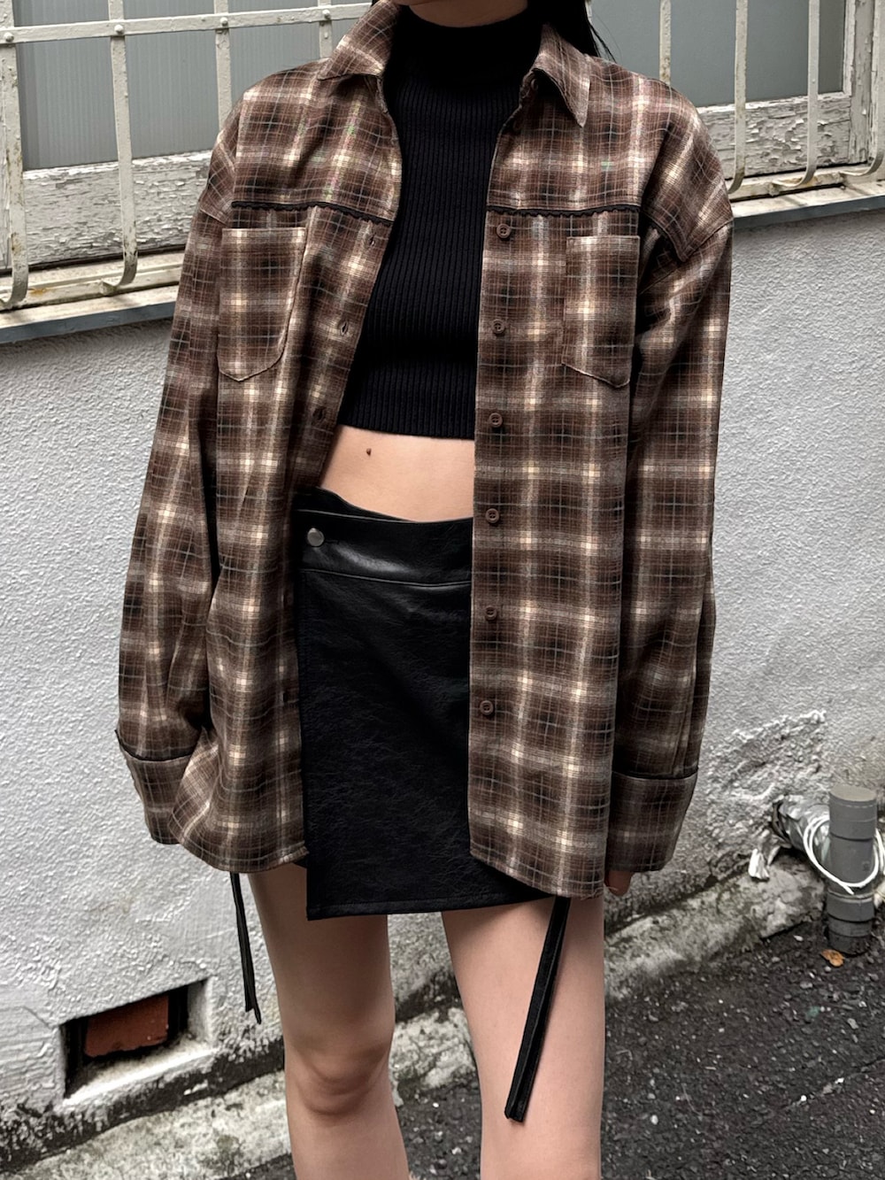 ベージュ系のシャツ/ブラウス、ホワイト系のブーツ、ブラック系のその他パンツを着用したレディースの冬コーディネートの2枚目の写真