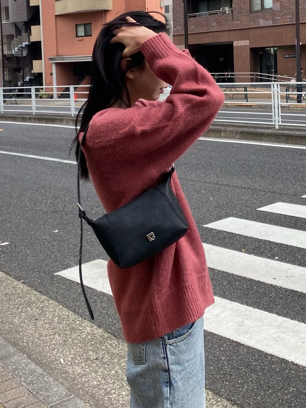 ピンク系のカーディガン/ボレロ、ブルー系のデニムパンツを着用したレディースの冬コーディネートの3枚目の写真