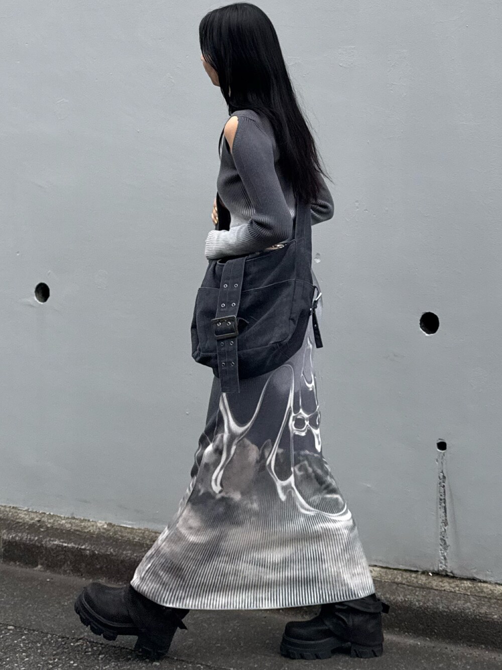 その他のスカート、グレー系のニット/セーター、ブラック系のハンドバッグを着用したレディースの冬コーディネートの2枚目の写真