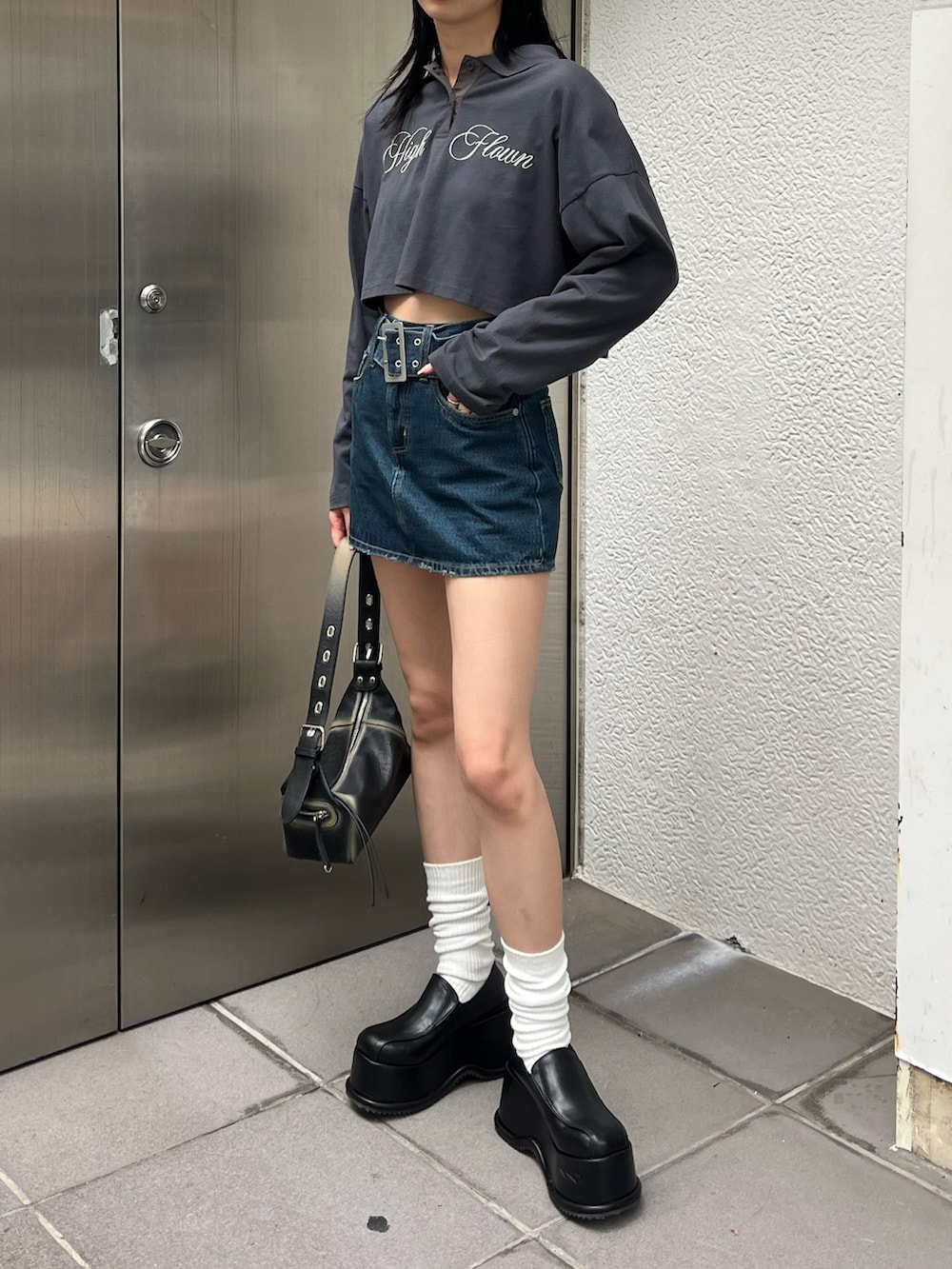 ブルー系のデニムスカート、ブルー系のTシャツ/カットソーを着用したレディースの秋コーディネートの3枚目の写真