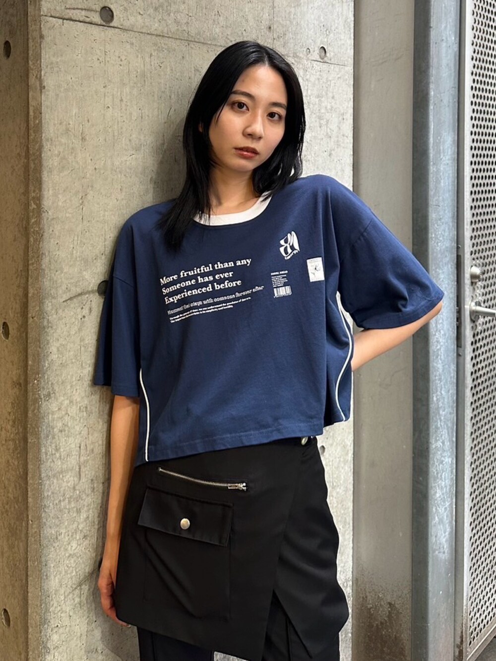 ブラック系のその他パンツ、ブルー系のTシャツ/カットソー、ブラック系のスニーカーを着用したレディースの春コーディネートの3枚目の写真