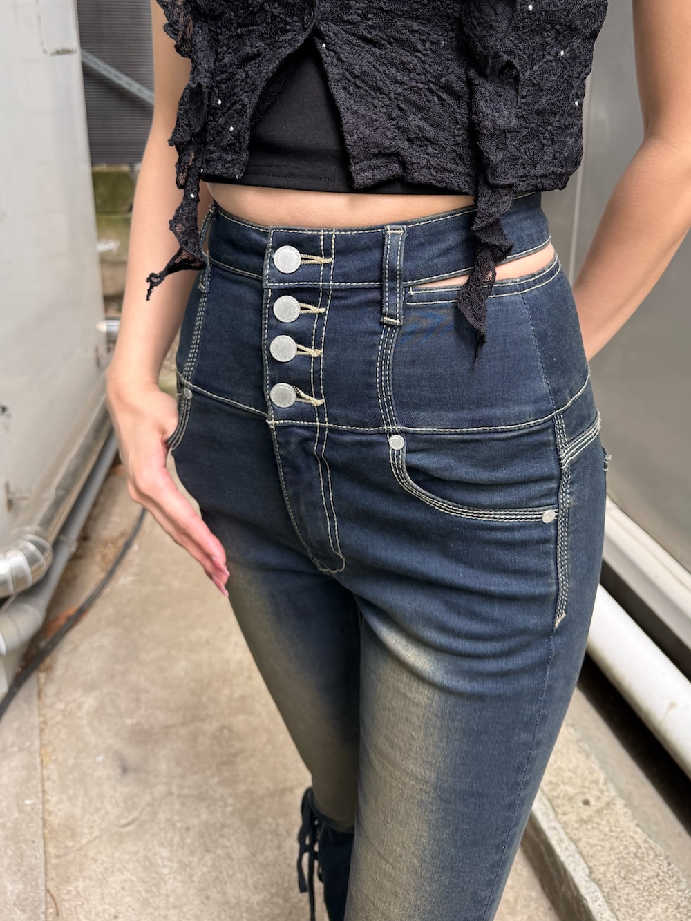 ブラック系のサンダル、ブルー系のデニムパンツ、ブラック系のTシャツ/カットソーを着用したレディースの夏コーディネートの5枚目の写真
