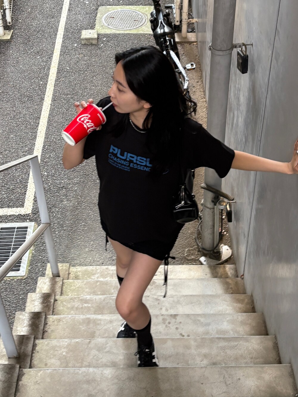 ブラック系のTシャツ/カットソー、ブラック系のスカートを着用したレディースの夏コーディネートの2枚目の写真