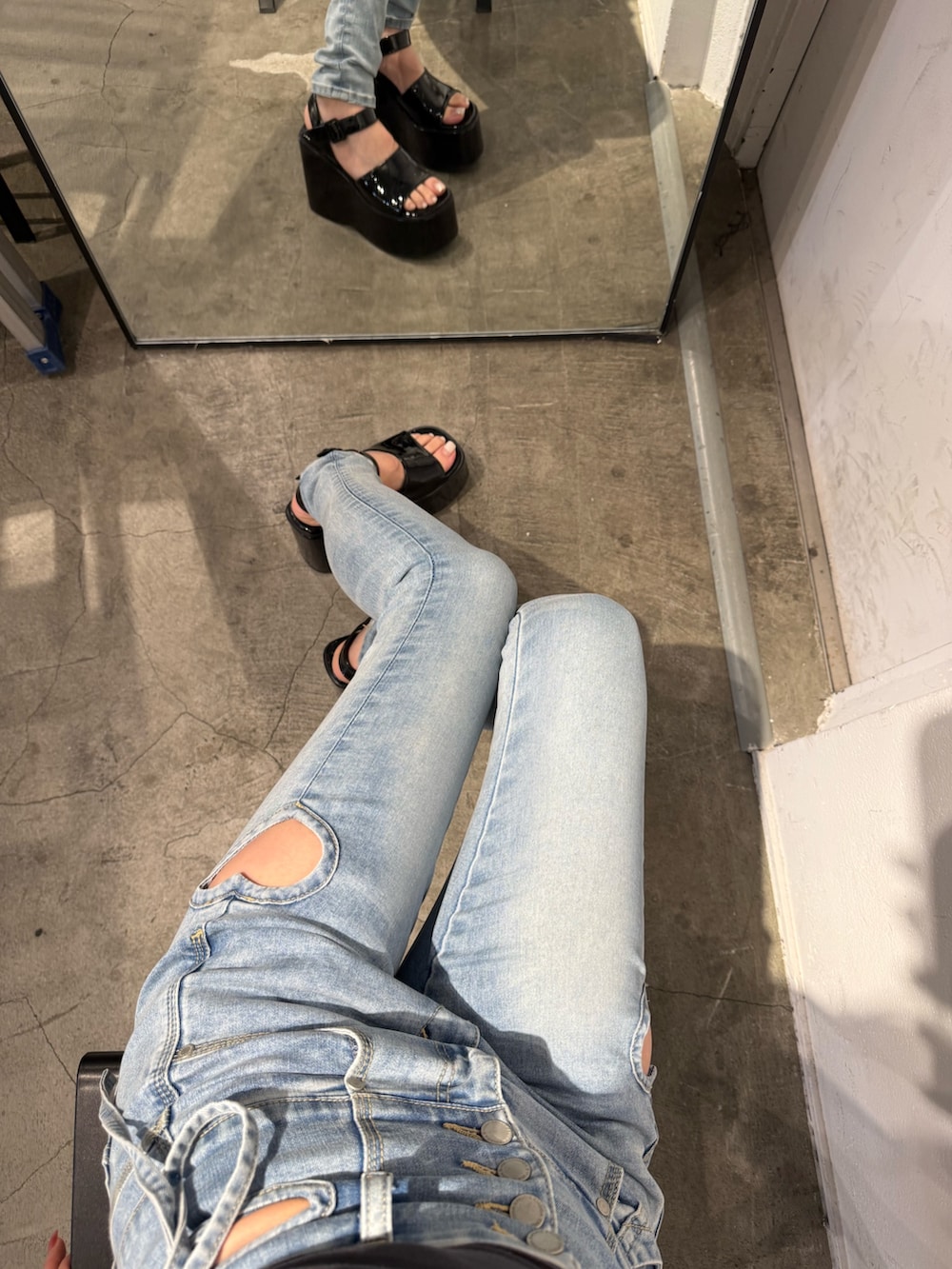 グレー系のTシャツ/カットソー、ブルー系のデニムパンツを着用したレディースの春コーディネートの4枚目の写真