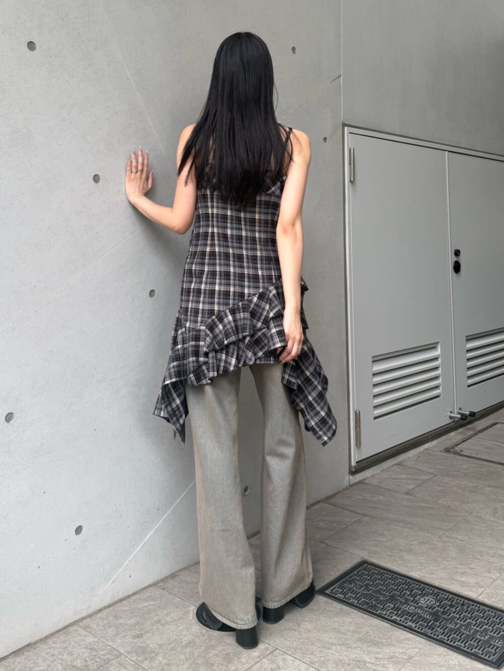 ブラウン系のデニムパンツ、ブラック系のワンピース、ブラック系のローファーを着用したレディースの夏コーディネートの3枚目の写真