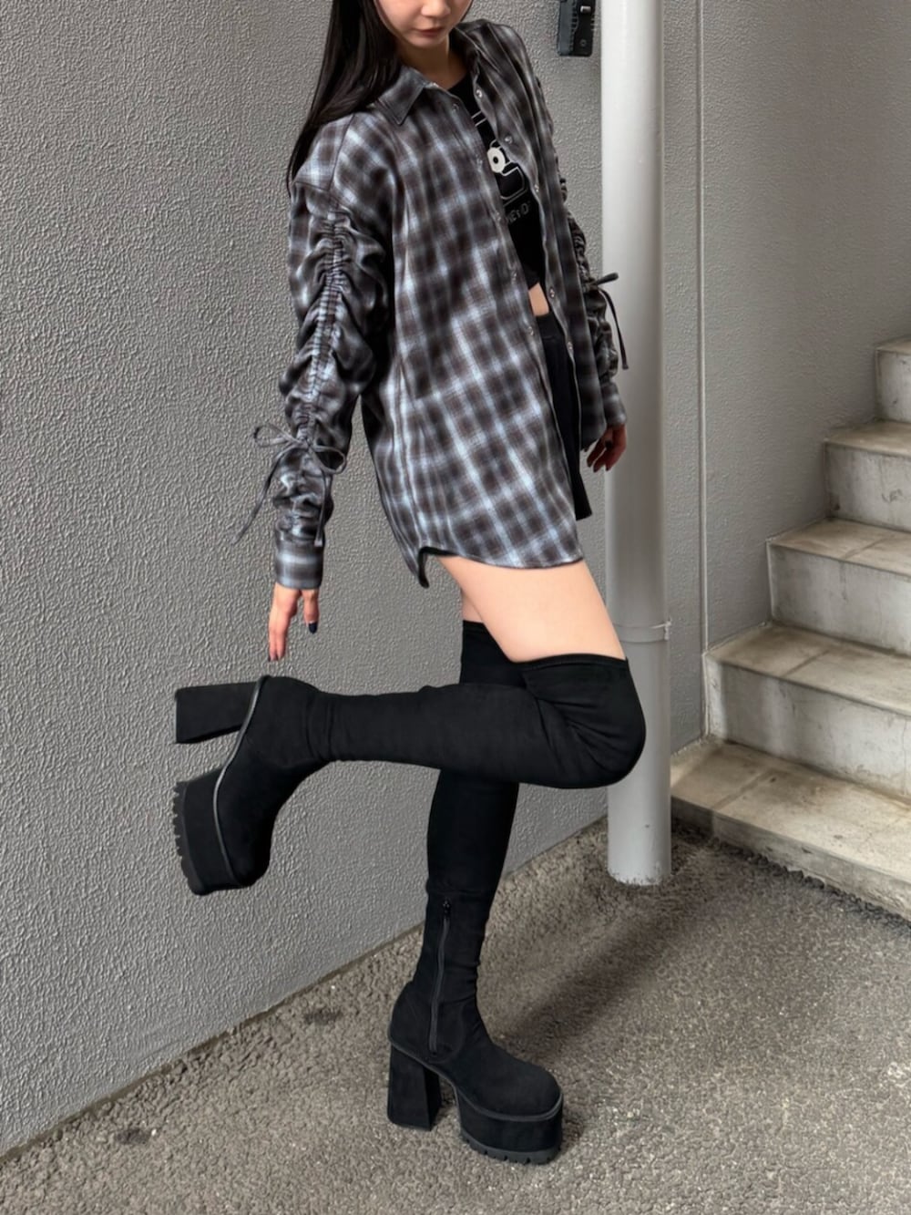 ブルー系のシャツ/ブラウス、ブラック系のTシャツ/カットソー、ブラック系のその他パンツを着用したレディースの秋コーディネートの2枚目の写真