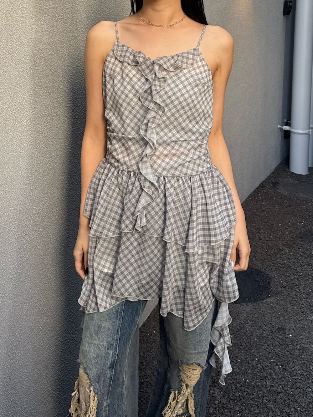 ベージュ系のその他トップス、ブルー系のデニムパンツ、ホワイト系のサンダルを着用したレディースの春コーディネートの2枚目の写真