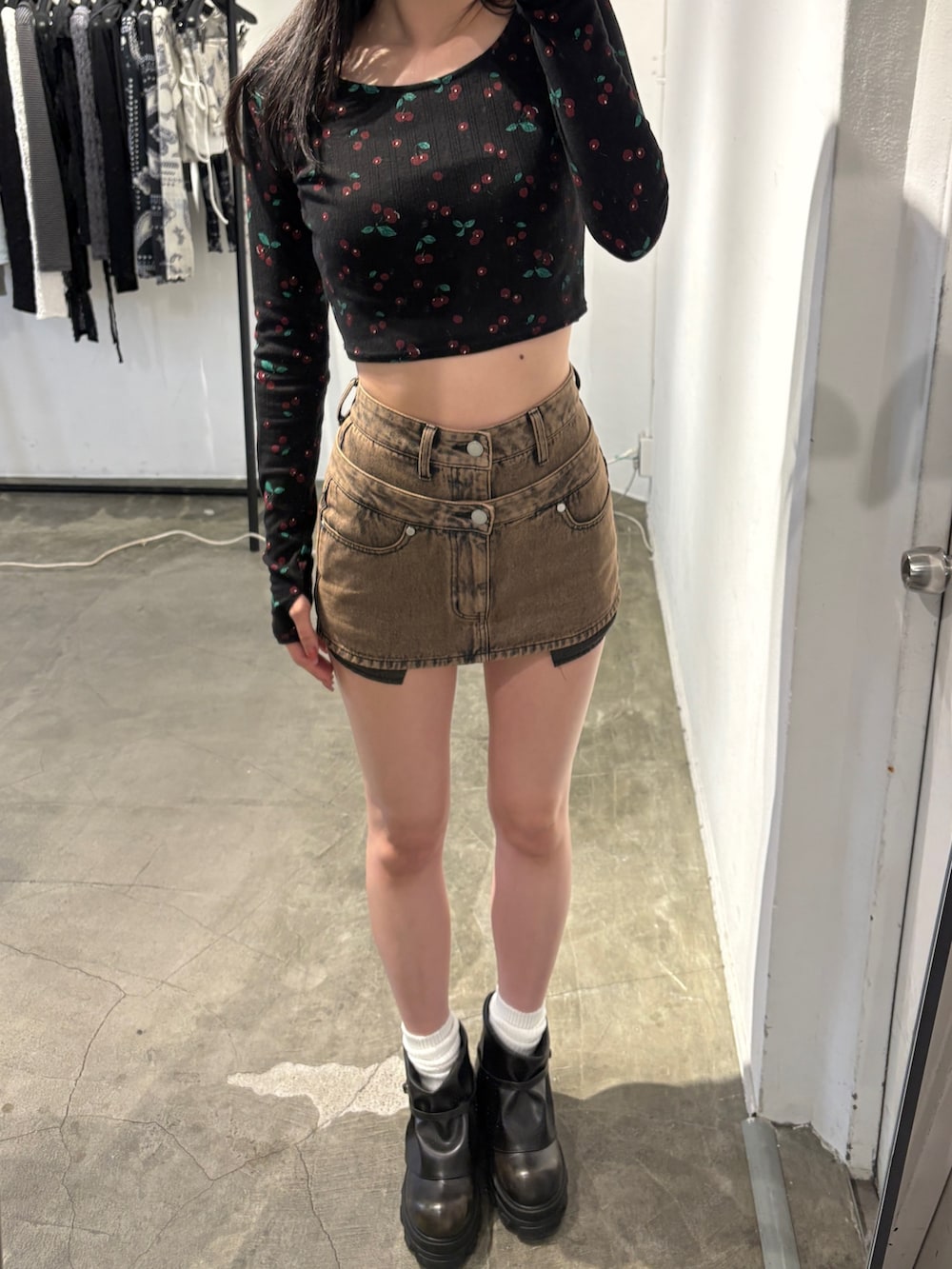 ホワイト系のTシャツ/カットソー、ブラック系のTシャツ/カットソー、ブラウン系のスカートを着用したレディースの春コーディネートの2枚目の写真