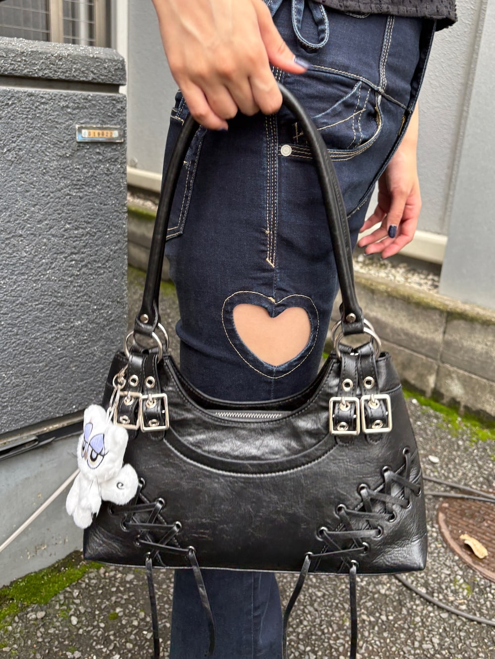 ブルー系のデニムパンツ、ブラック系のサンダル、ブラック系のシャツ/ブラウスを着用したレディースの夏コーディネートの8枚目の写真
