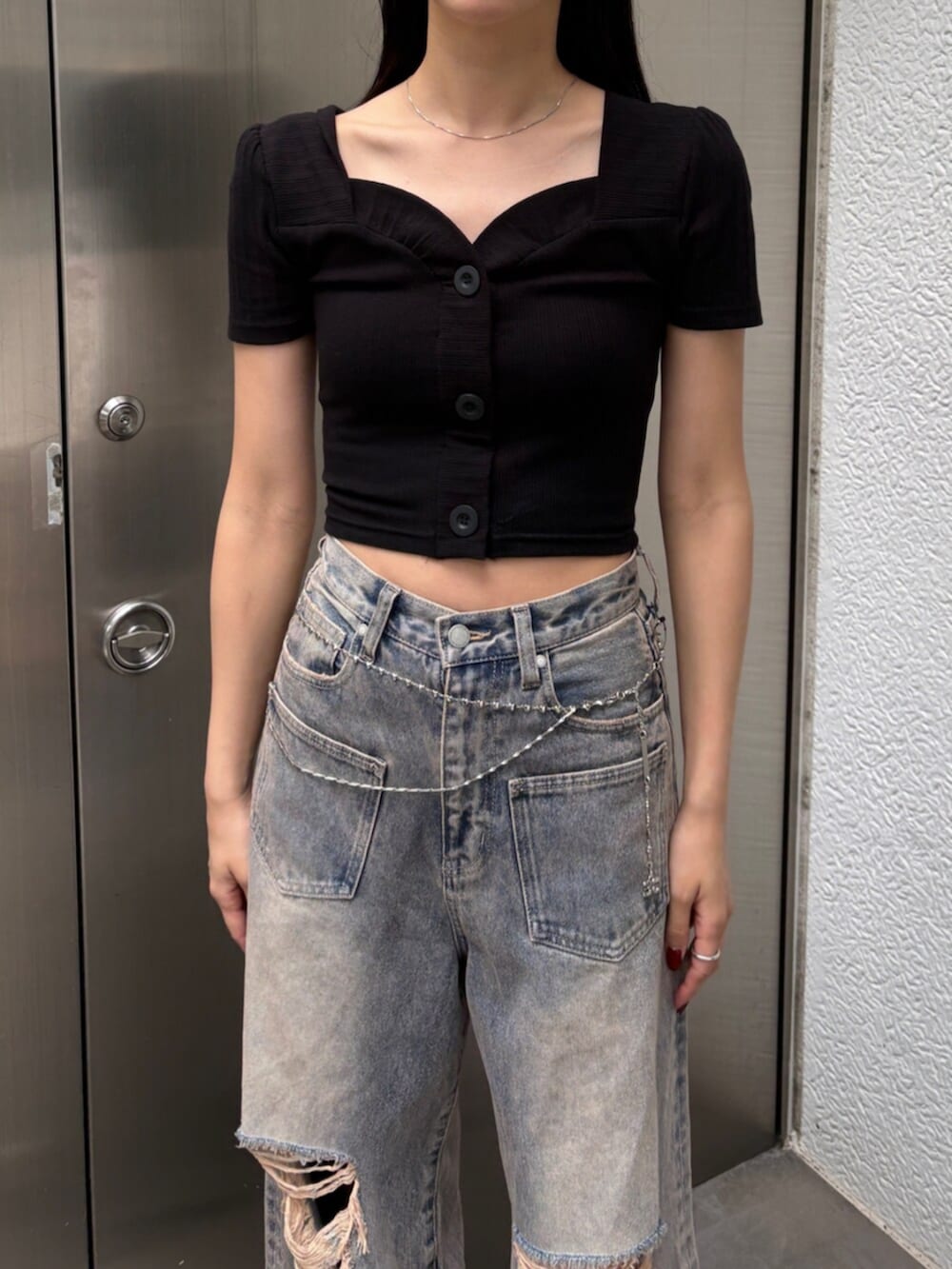ブラック系のサンダル、ブルー系のデニムパンツ、ブラウン系のショルダーバッグを着用したレディースの夏コーディネートの5枚目の写真