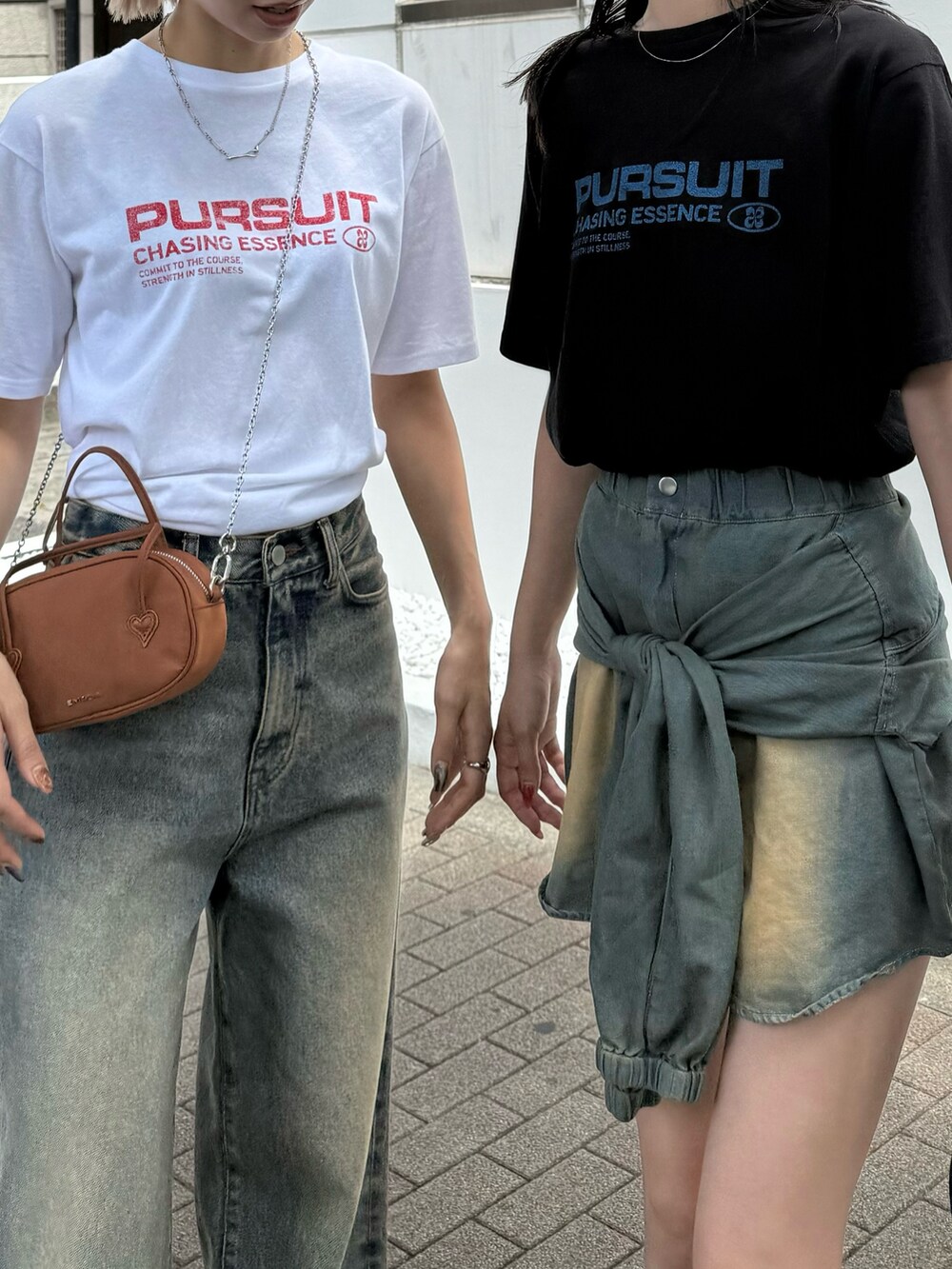 ホワイト系のTシャツ/カットソー、ブラック系のTシャツ/カットソー、ブルー系のスカートを着用したレディースの夏コーディネートの2枚目の写真