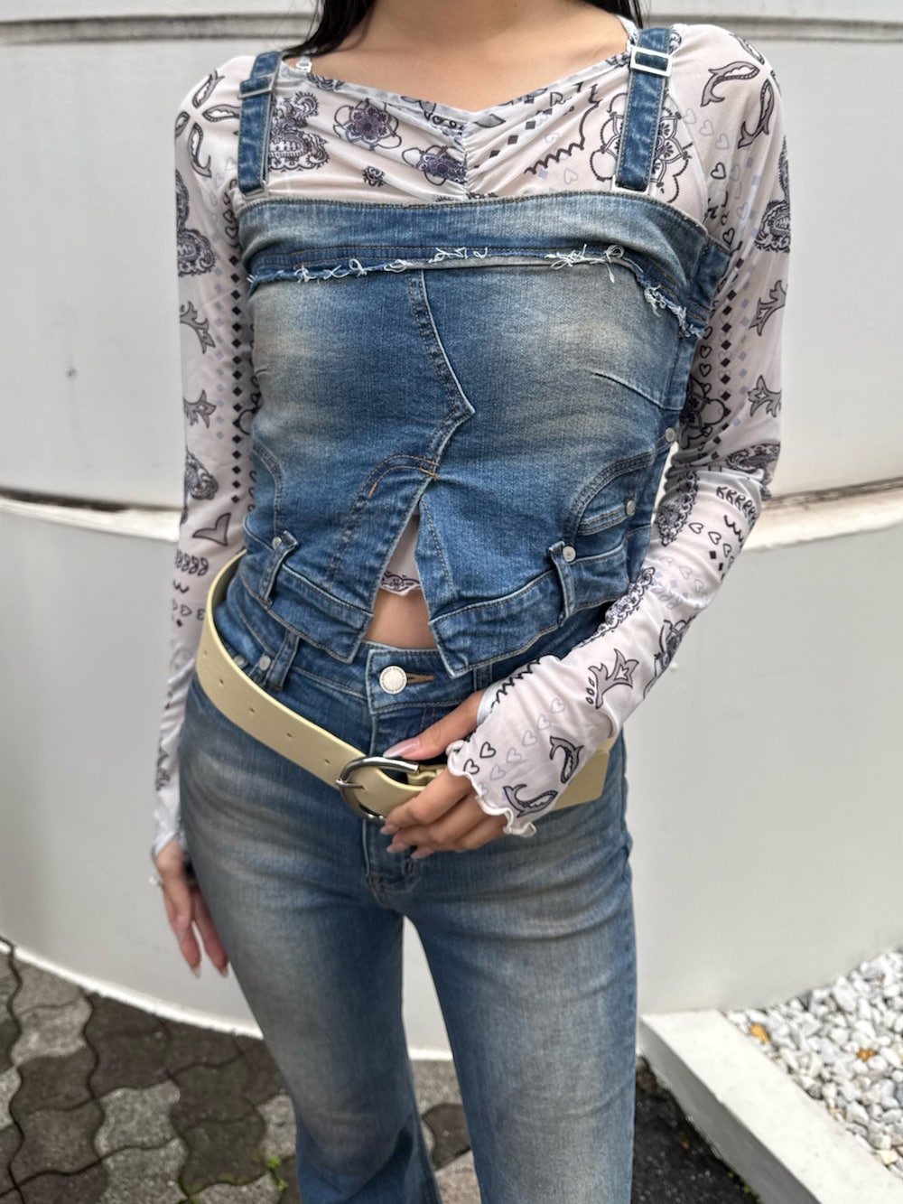 ホワイト系のサンダル、ブルー系のサロペット/オーバーオール、ホワイト系のTシャツ/カットソーを着用したレディースの春コーディネートの2枚目の写真