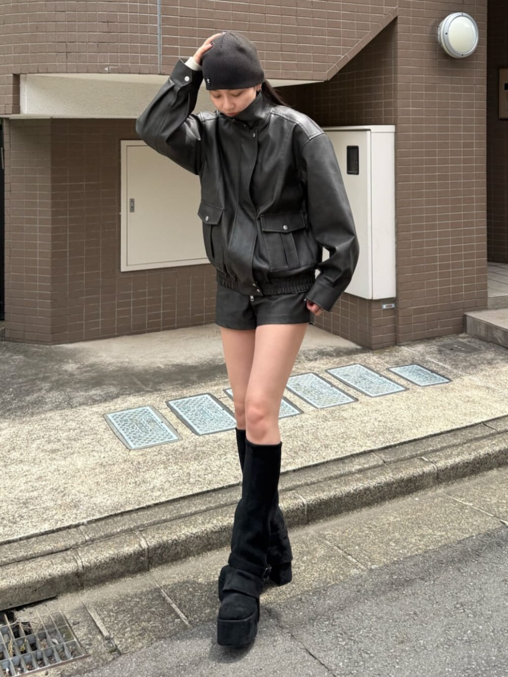 ブラック系のその他パンツ、ブラック系のブーツ、ブラック系のブルゾンを着用したレディースの秋コーディネートの4枚目の写真