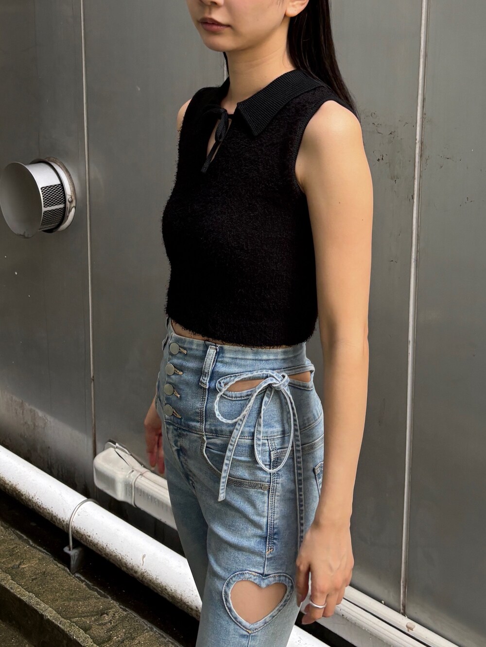 ブルー系のデニムパンツ、ブラック系のニット/セーター、ブラック系のサンダルを着用したレディースの夏コーディネートの6枚目の写真