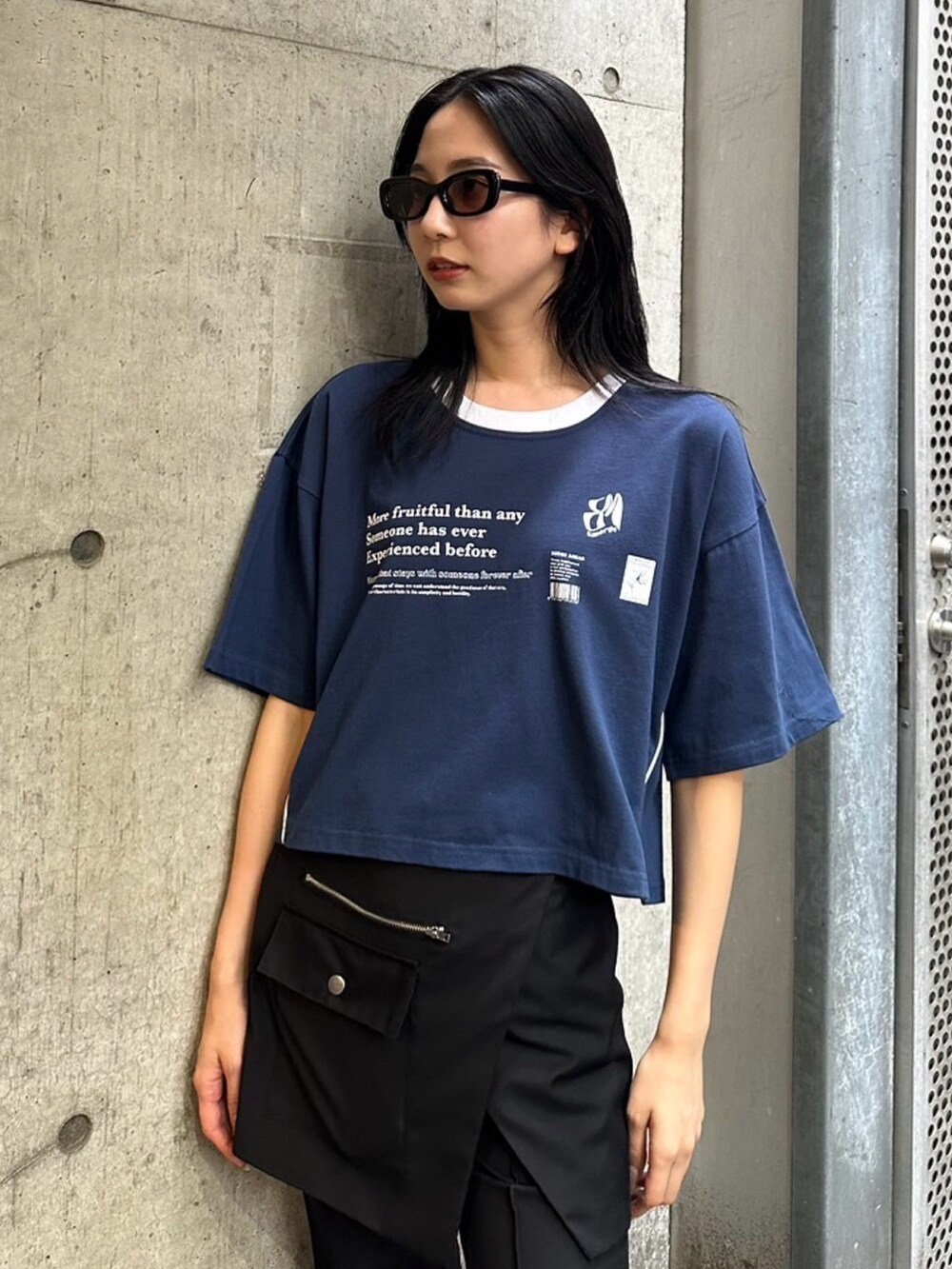 ブラック系のその他パンツ、ブルー系のTシャツ/カットソー、ブラック系のスニーカーを着用したレディースの春コーディネートの2枚目の写真