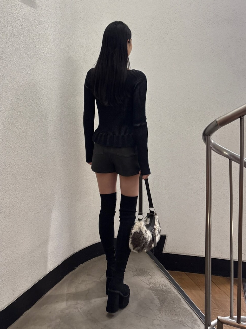 ブラック系のその他パンツ、ブラック系のブーツ、ブラック系のニット/セーターを着用したレディースの秋コーディネートの3枚目の写真