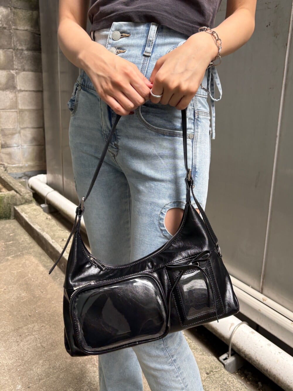 ブラック系のサンダル、ブラック系のTシャツ/カットソー、ブルー系のデニムパンツを着用したレディースの夏コーディネートの7枚目の写真