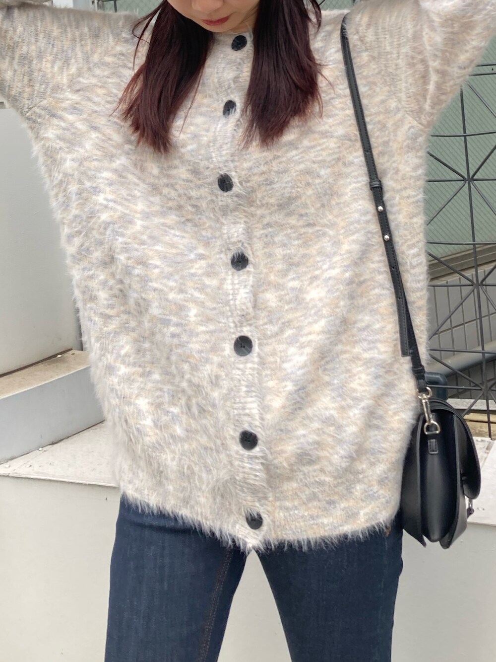 ホワイト系のカーディガン/ボレロを着用したレディースの秋コーディネートの3枚目の写真