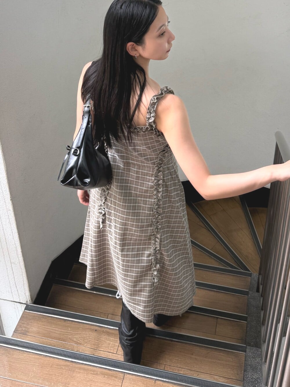 ベージュ系のワンピース、ブラック系のハンドバッグ、ブラック系のその他シューズを着用したレディースの夏コーディネートの7枚目の写真