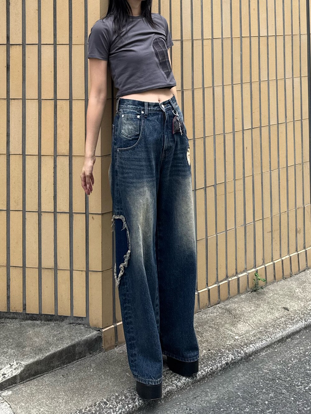 グレー系のTシャツ/カットソー、ブルー系のデニムパンツを着用したレディースの夏コーディネートの3枚目の写真