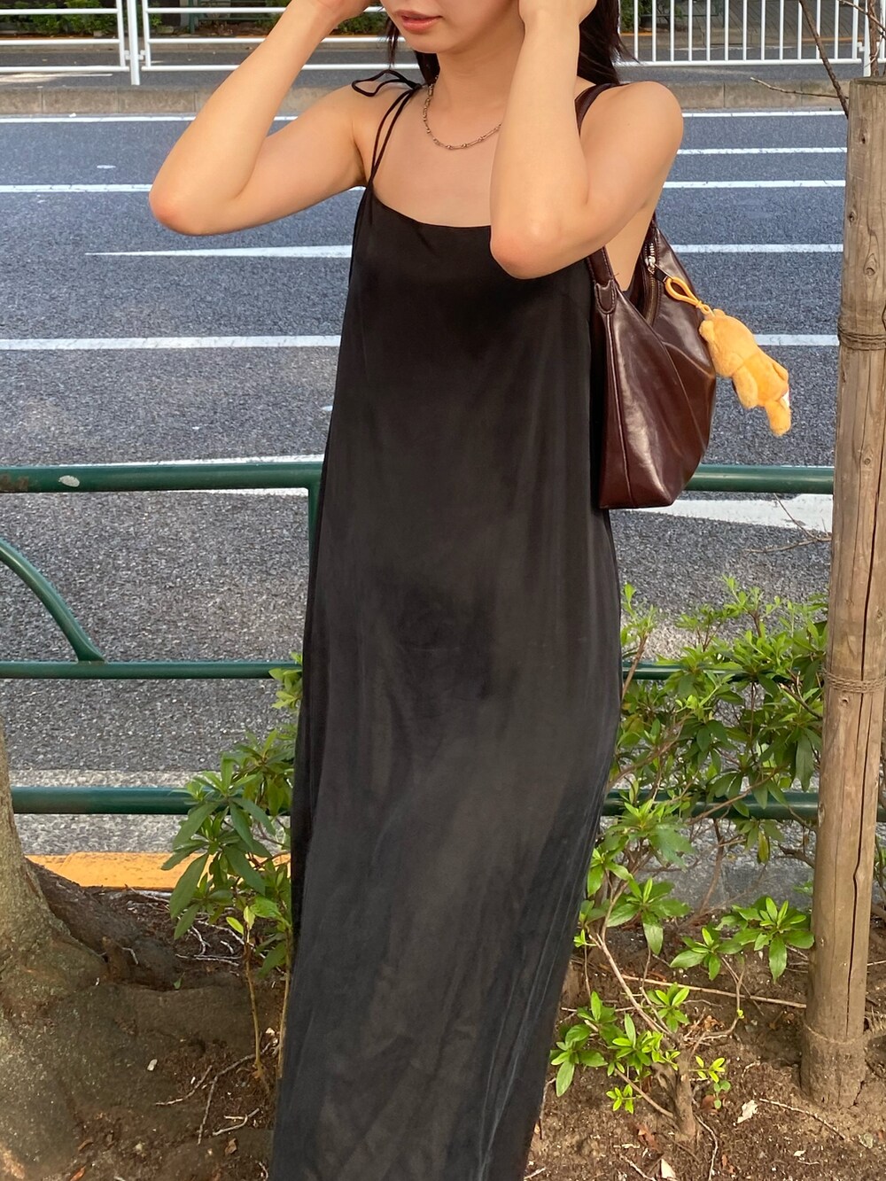 ブラック系のワンピースを着用したレディースの夏コーディネートの3枚目の写真