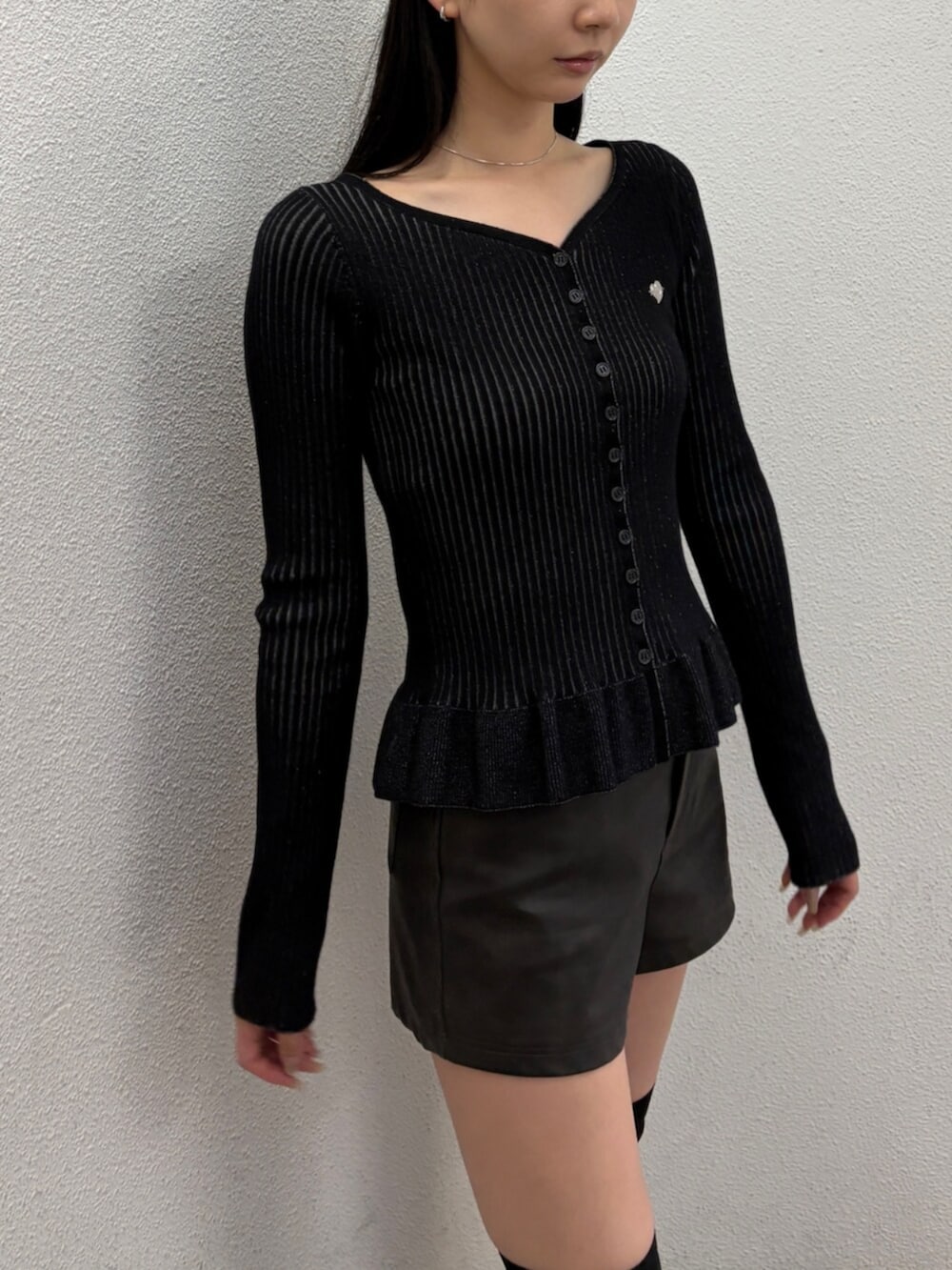 ブラック系のその他パンツ、ブラック系のブーツ、ブラック系のニット/セーターを着用したレディースの秋コーディネートの5枚目の写真