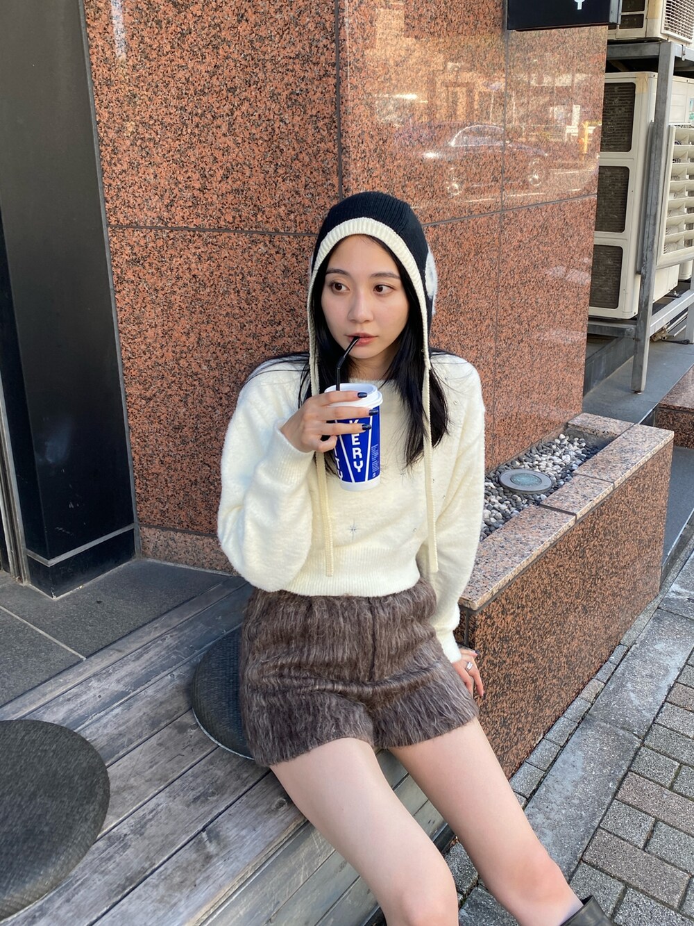 ホワイト系のニット/セーター、グレー系のその他パンツ、ブラック系のブーツを着用したレディースの冬コーディネートの3枚目の写真